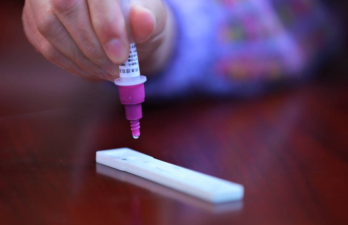 飲料滴在抗原檢測(cè)卡出現(xiàn)“兩道杠”假陽(yáng)性？什么原因，正確操作來(lái)了