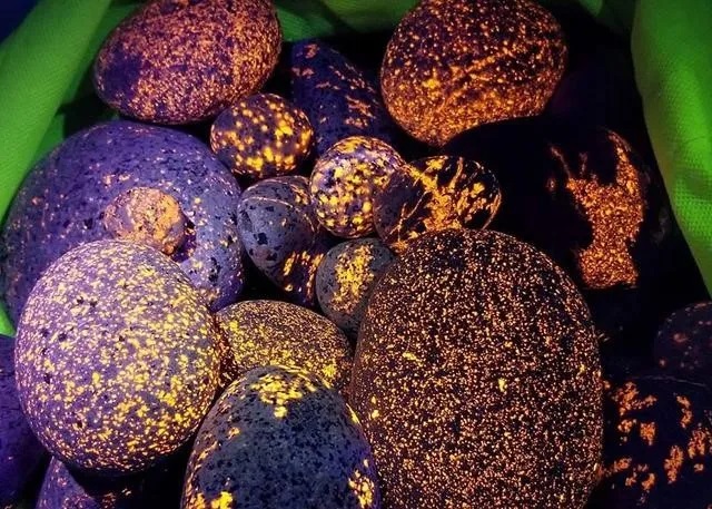 尋找礦物質是選擇365紫外線手電筒好還是短波紫外線燈好？