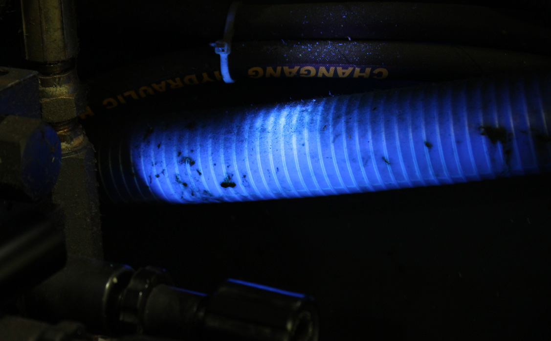 如何用365nm紫外線手電筒找汽車發動機泄露點？