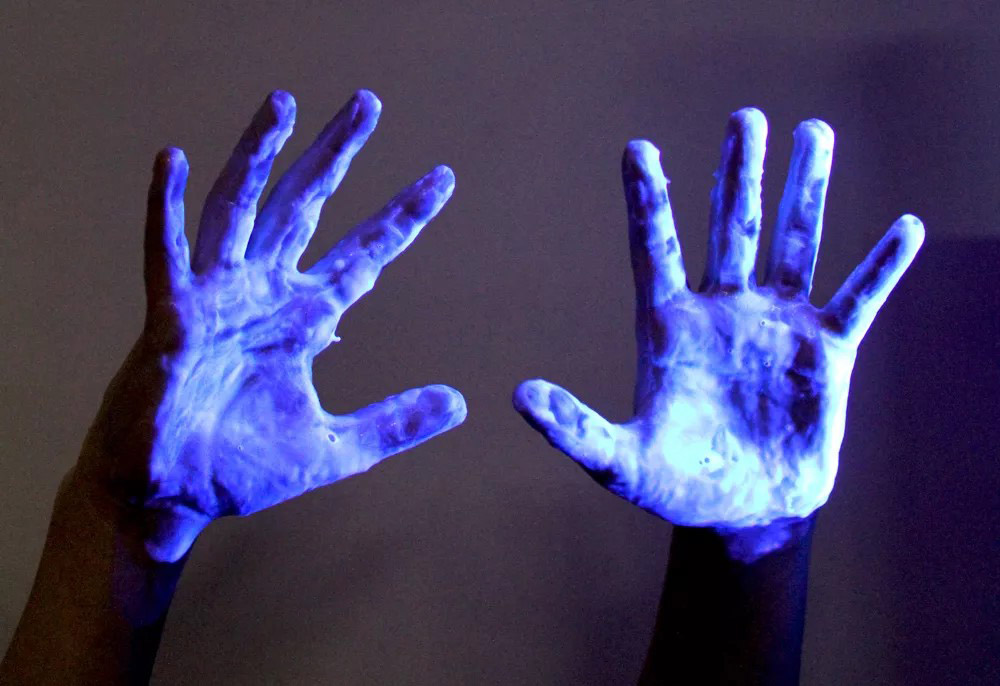 法醫是如何利用紫外線手電筒追蹤案犯血跡的？